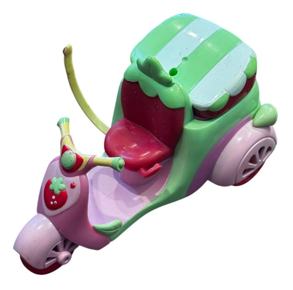 Hasbro Strawberry Shortcake "Goodies to Go" Scooter 2000's Toy Berry 3 wheel